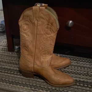 Tan cowboy boots size 8